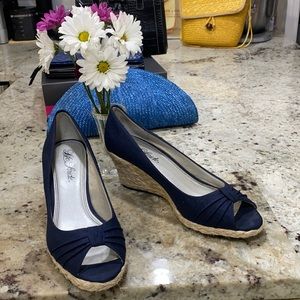 Life Stride “Romp” Espadrille Open Toe Wedge Navy